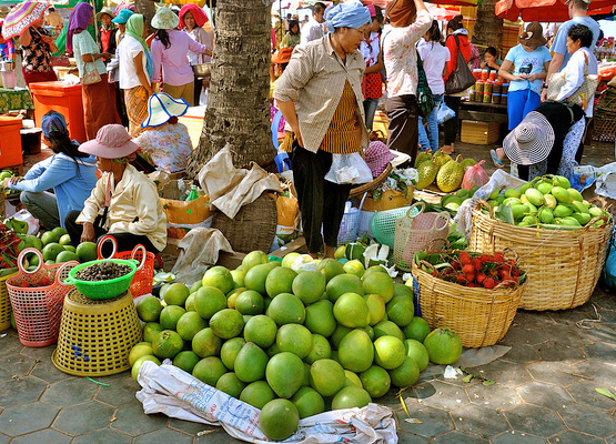 attraction-Shopping In Kep Market 2.jpg
